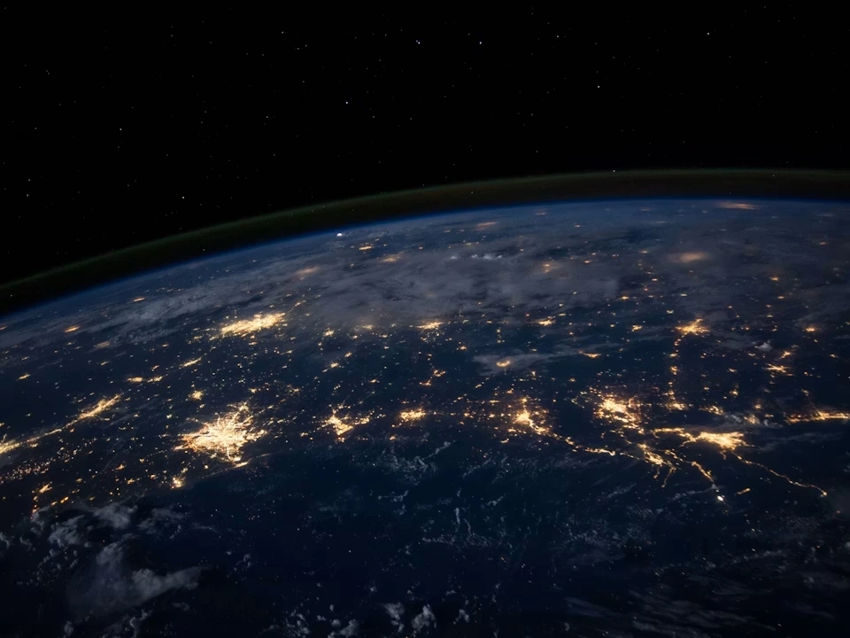 从太空俯瞰夜间地球与城市灯光